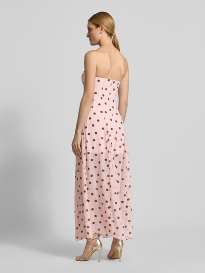 Frauenmodel trägt Midikleid im Off-Shoulder-Design Modell 'Kimora' von Forever New, rosa Chiffon mit braunen Punkten, Ganzkörperansicht Rückansicht.