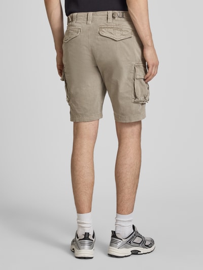 Männermodel trägt Straight Fit Shorts mit Cargo-Taschen Modell 'Core' von Superdry in Beige, Baumwoll-Mix, Rückansicht Ganzkörperansicht.