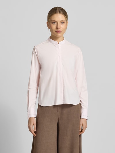 Frauenmodel trägt Regular Fit Langarmbluse aus reiner Baumwolle Modell 'BERTYNA-MONDAY' von BOSS, Optik: Unifarben, Passform: Slim-Fit, Kragenform: Hemdkragen, Ausschnitt: V-Ausschnitt, Verschluss: einreihige Knopfleiste, Ärmelform: Langarm, Materialverarbeitung: Popeline, Material: reine Baumwolle, zarte rosa Farbe, glatte Textur, Ganzkörperansicht von vorne.