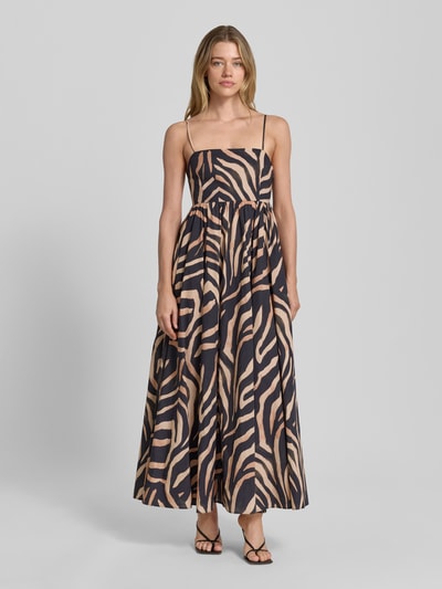 Frauenmodel trägt Empire Trägerkleid aus reiner Baumwolle Modell 'KUMARE-1' von HUGO, Optik:Allover-Muster, Animal-Print, Maxi-Länge, Henley-Ausschnitt, Materialverarbeitung: Popeline, Ganzkörperansicht von vorne.