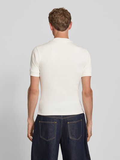 Männermodel trägt Slim Fit T-Shirt mit Label-Stitching von PROHIBITED, Baumwoll-Elasthan-Mix, Ripp-Optik, Rundhalsausschnitt, Rückenlänge 64 cm, Ganzkörperansicht Rückansicht.