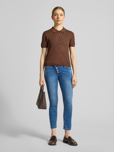 Kobiece modelka nosi jeansy o długości 7/8 model 'Malibu' od Buena Vista, mieszanka bawełny z dodatkiem streczu, krój slim fit, szerokość w rozmiarze S: 38 cm, długość wewnętrzna nogawki w rozmiarze S: 68 cm, pełen widok z przodu