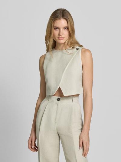 Frauenmodel trägt Cropped Bluse mit Knopfverschluss von Style Icon Collection in Beige, reine Baumwolle, gerader Schnitt, Nahaufnahme Oberkörper