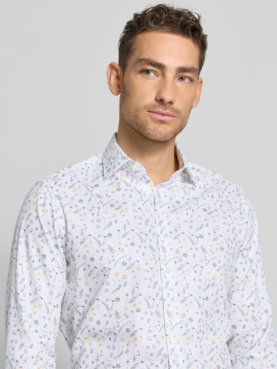 Männermodel trägt Regular Fit Business-Hemd aus Baumwolle mit Kentkragen von Christian Berg Men, Allover-Look, Nahaufnahme Oberkörper.