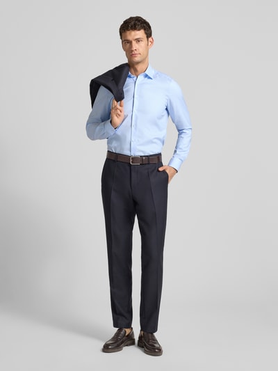 Männermodel trägt Slim Fit Businesshemd in Premiumqualität von OLYMP Level 5, Optik: Unifarben, Baumwoll-Mix, Ganzkörperansicht von vorne.