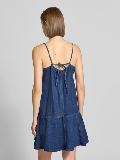 Frauenmodel trägt Relaxed Fit Freizeitkleid aus Baumwoll-Mix von Marc O'Polo DENIM, dunkelblau, leichte A-Linie, Ganzkörperansicht Rückansicht.