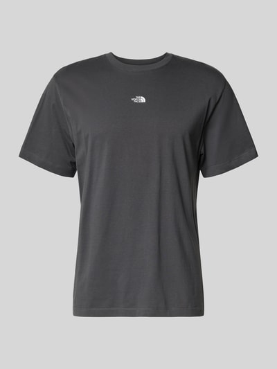 Produktfoto, T-Shirt mit Logo-Stitching von The North Face in Dunkelgrau, Reine Baumwolle, Gerader-Schnitt, gerippter Rundhalsausschnitt, Rückenlänge bei Größe M 70 cm
