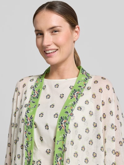 Frauenmodel trägt Cardigan mit offener Front und Kimonoärmel von Marc Cain aus Baumwoll-Mix im Loose-Fit mit floralem Muster, Nahaufnahme Oberkörper.