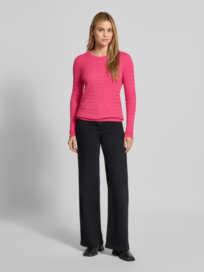 Frauenmodel trägt Slim Fit Strickpullover mit Zopfmuster von Christian Berg Woman, pink, Baumwoll-Mix, Rundhalsausschnitt, Ganzkörperansicht von vorne.
