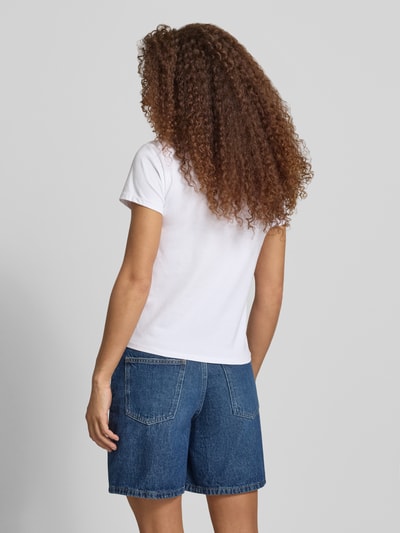 Frauenmodel trägt T-Shirt mit Print und Rundhalsausschnitt von REVIEW aus Baumwoll-Elasthan-Mix, Regular-Fit, Rückansicht Ganzkörperansicht.