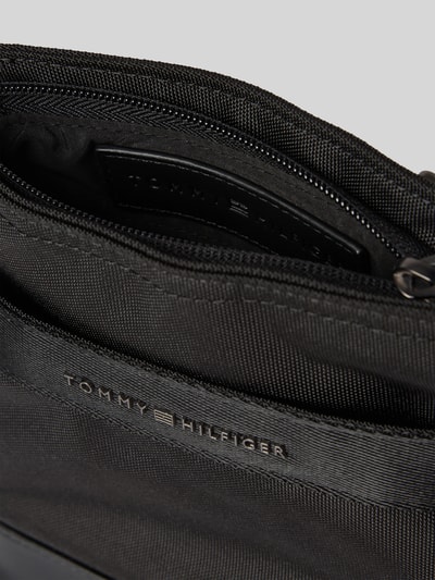 Tommy Hilfiger Umhängetasche Label-Schriftzug aus Metall Black 5