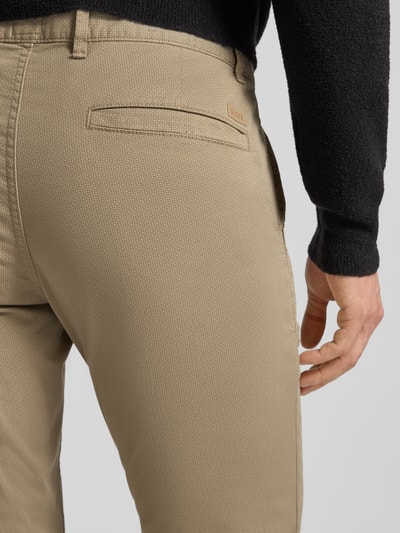 Męski model nosi Slim Fit Chino aus Baumwoll-Mix Modell 'CHINO_SLIM' od BOSS Orange, beżowy kolor, drobna struktura, tylna perspektywa, zbliżenie.