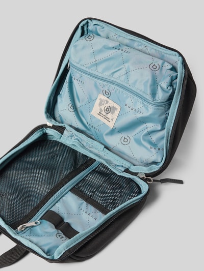 Produktfoto, Kulturtasche mit Label-Details Modell 'Blanc Delight' von bugatti in Schwarz mit hellblauem Innenfutter, Reißverschluss, Hauptfach, Tragehenkel, Maße 25x23x8 cm, Schulterriemen 16 cm.