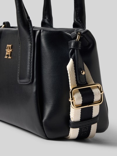 Produktfoto, Henkeltasche in Lederoptik von Tommy Hilfiger, Optik: Unifarben, Karabinerverschluss, Hauptfach, Logo-Applikation, Tragehenkel, abnehmbarer Schulterriemen