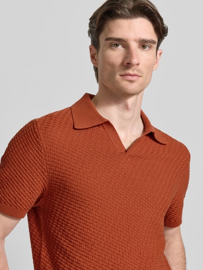 Männermodel trägt Poloshirt mit Polokragen und V-Ausschnitt von JAKE*S STUDIO MEN, Baumwolle, Body Fit, Struktur, Nahaufnahme Oberkörper
