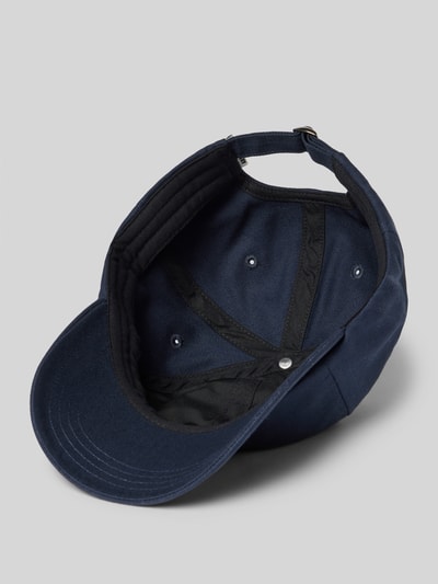 Produktfoto, granatowa Basecap aus reiner Bio-Baumwolle Modell 'YENAAS' von Armedangels, jednolity kolor, logo-stitching, regulowany pasek, materiał: czysta bawełna organiczna, struktura gładka