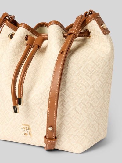 Produktfoto, Umhängetasche mit Logo-Detail Modell 'MONOPLAY BUCKET' von Tommy Hilfiger in Creme mit Allover-Muster, Logo-Detail, Kunstleder, Schulterriemen