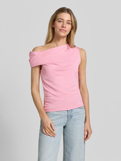 Modelka prezentuje Slim Fit Top aus Viskose-Mix in asymmetrischem Design von comma, różowy, mieszanka wiskozy, krój slim fit, krój na jedno ramię, długość tyłu w rozmiarze 36: 63 cm, widok całej sylwetki z przodu.