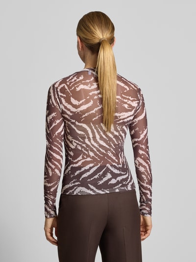 Vrouwenmodel draagt Slim Fit Longsleeve in semi-transparant design van comma, semi-transparante look, ruglengte maat 36 is 56 cm, geheellichaamsaanzicht achteraan.