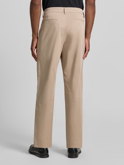 Männermodel trägt Loose Fit Bundfaltenhose mit Gesäßtaschen von MCNEAL aus Baumwoll-Elasthan-Mix in Beige, Ganzkörperansicht Rückansicht. Bundweite bei Größe 50: 45 cm, Innenbeinlänge: 77 cm.