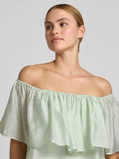 Frauenmodel trägt Midikleid mit Gürtel und Karree-Ausschnitt Modell 'MOLLY' von Copenhagen Muse im Lyocell-Mix, Nahaufnahme Oberkörper. Brustweite 54 cm, Taillierter Schnitt mit Volant, Label-Detail am Gürtel, Rückenlänge 128 cm, Ärmellänge 15 cm, frische Pastellfarbe mit glatter, zarter Textur.