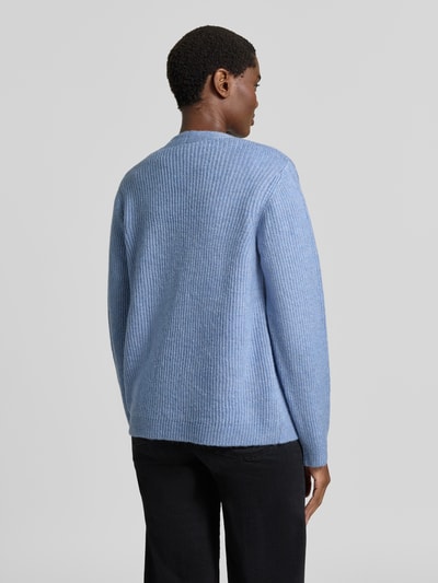 Vrouwenmodel draagt Strickjacke in offener Passform mit Strukturmuster van MORE, lichtblauw met structuurpatroon, regular fit, met wol, ruglengte maat 36 60 cm, mouwlengte maat 36 62 cm, geheel achteraanzicht