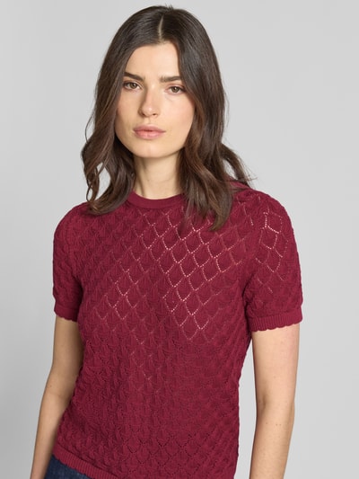 Frauenmodel trägt Strickshirt mit Lochstickerei von Jake*s Collection, Baumwoll-Mix, Gerader-Schnitt, Rundhalsausschnitt, 1/2-Arm, Bordeauxrot, Nahaufnahme Oberkörper