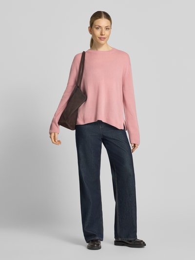 Kobiece modelka nosi różowy Loose Fit Pullover aus reiner Wolle od Marc O'Polo, ciemne dżinsy, sweter z wełny, całopostaciowy widok od przodu, sweter damski
