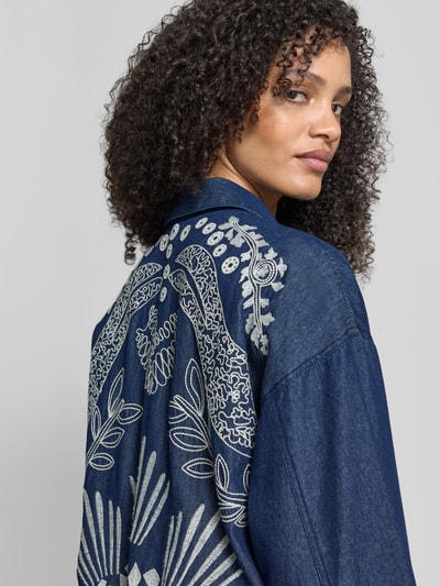 Frauenmodel trägt Relaxed Fit Jeansbluse aus Baumwolle von Jake*s Casual in Denim-Optik mit Motiv-Stitching, Detailaufnahme Rückansicht.