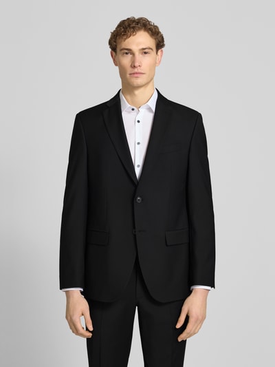 Männermodel trägt Slim Fit Anzug mit 2-Knopf-Sakko Modell 'Grant' von Pierre Cardin in Schwarz, Material-Mix mit Schurwoll-Anteil, Ganzkörperansicht von vorne