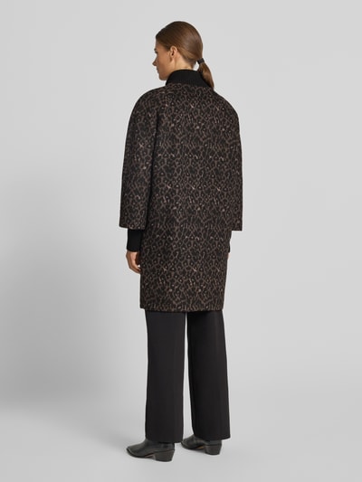 Frauenmodel trägt Mantel aus Woll-Mix mit Stehkragen und aufgesetzten Taschen von COMMA, Allover-Look in Schwarz-Braun, Ganzkörperansicht Rückansicht.