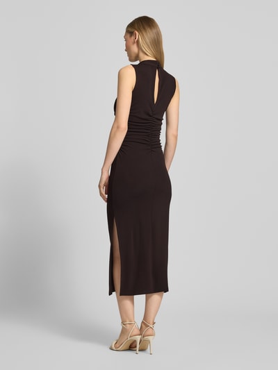 Frauenmodel trägt Midikleid mit Stehkragen Modell 'MIRRA' von Marella aus Viskose-Elasthan-Mix, figurbetonter Schnitt, Ganzkörperansicht Rückansicht.