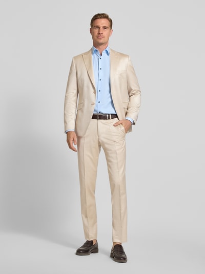 Männermodel trägt Anzughose mit französischen Eingrifftaschen und Bügelfalte von Wilvorst, Viskose-Mix mit Schurwoll-Anteil in Beige, Straight Fit, Knopf-Reißverschluss, Ganzkörperansicht von vorne.