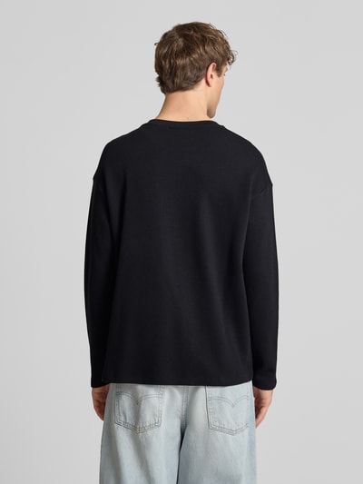 Männermodel trägt Herren Longsleeve aus Reine Baumwolle im Gerader-Schnitt, Modell 'FILLIP' von Blend, Label-Detail, Rückenansicht, Ganzkörperansicht Rückansicht.