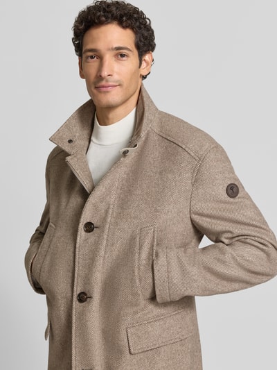Männermodel trägt Regular Fit lange jas uit wolmix model 'Gary' van JOOP! COLLECTION in lichtbruin, Nahaufnahme Oberkörper.
