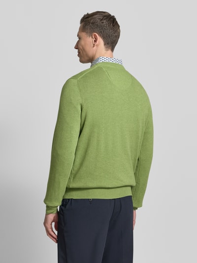 Männermodel trägt Strickpullover mit gerippten Abschlüssen von Fynch-Hatton in Grün, Reine Baumwolle, Regular-Fit, Ganzkörperansicht Rückansicht