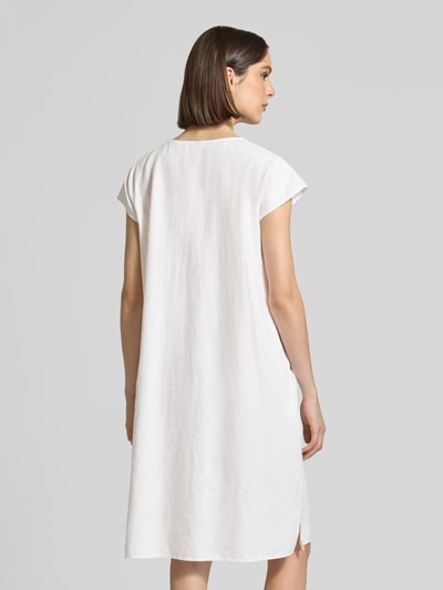 Frauenmodel trägt Knielanges Leinenkleid mit V-Ausschnitt Modell 'Ina' von Soyaconcept im Leinen-Mix mit Viskose-Anteil, Loose-Fit, seitliche Schlitze und Knielänge, Rückansicht, Ganzkörperansicht.