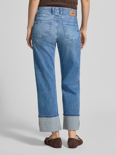 Frauenmodel trägt Jeans-Culotte aus Baumwoll-Mix Modell 'Lara' von Angels, 7/8-Länge, 5-Pocket, blaue Töne, Ganzkörperansicht Rückansicht.