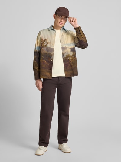 Männermodel trägt Classic Fit Freizeithemd im Allover-Look von Polo Ralph Lauren aus Baumwolle mit Landschaftsprint, Ganzkörperansicht von vorne.