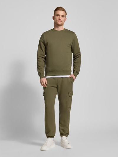 MCNEAL Regular Fit Sweatpants mit Cargotaschen Oliv 1