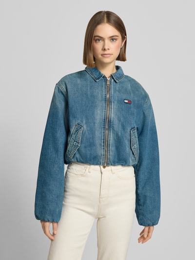 Frauenmodel trägt Regular Fit Jeansjacke aus reiner Baumwolle von Tommy Jeans, Optik: Unifarben, Denim, Label Patch, Ganzkörperansicht von vorne.