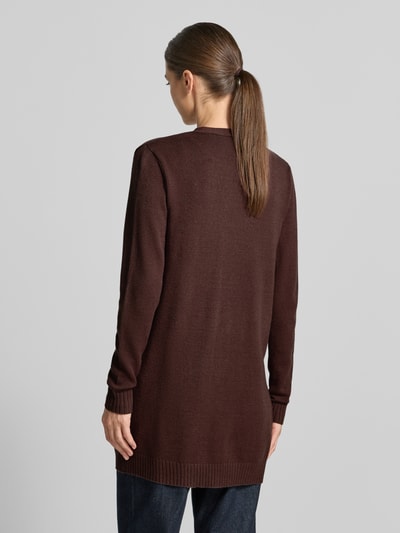Frauenmodel trägt Strickjacke aus Viskose-Mix von VILA in Dunkelbraun mit taillierter Passform und gerippten Abschlüssen, Ganzkörperansicht Rückansicht.