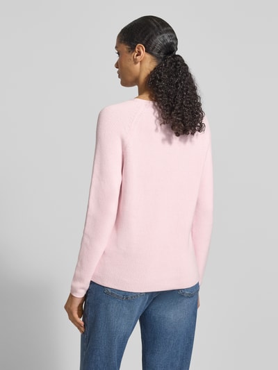 Vrouwenmodel draagt Regular Fit Pullover aus reiner Baumwolle van Tommy Hilfiger, effen lichtroze, ribgebreid, lange mouw, rugaanzicht full-body.