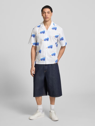 Männermodel trägt Relaxed Fit Freizeithemd aus reiner Baumwolle Modell 'ELIGINO' von Hugo Blue, Optik:Allover-Muster, Ganzkörperansicht von vorne.