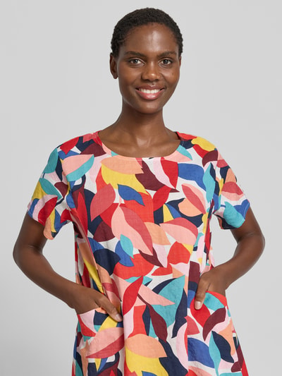 Frauenmodel trägt Minikleid im Allover-Look mit Rundhalsausschnitt von Apricot, Baumwoll-Viskose-Mix, gerader Schnitt, Nahaufnahme Oberkörper.