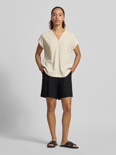 Frauenmodel trägt schwarze Regular Fit Bermudas aus Leinen-Viskose-Mix Modell 'Ina' von Soyaconcept mit Knopfverschluss und Eingrifftaschen, Ganzkörperansicht von vorne. Bundweite 36 cm, Innenbeinlänge 16 cm, Damen Bermudas.