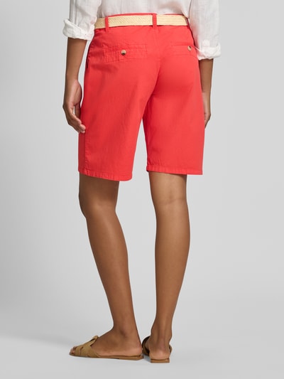 Frauenmodel trägt Bermudas mit Gürtel Modell 'ROVENA' von Soyaconcept in Rot, Baumwoll-Elasthan-Mix, Regular-Fit, Ganzkörperansicht Rückansicht.