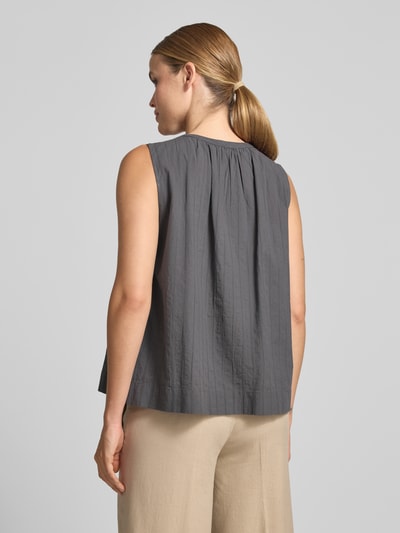 Modelka nosi Relaxed Fit Bluse aus reiner Baumwolle von Marc O'Polo, efekt: jednolity kolor, krój relaxed fit, okrągły dekolt, listwa guzikowa, bez rękawów, wykończenie materiału: haft angielski, bawełna, Ganzkörperansicht Rückansicht.