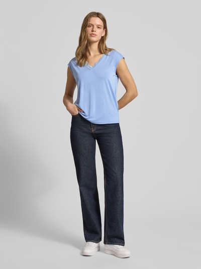 Frauenmodel trägt Relaxed Fit T-Shirt aus Modal-Mix Modell 'KAMALA LACE' von Pieces, unifarben, Spitzenbesatz, V-Ausschnitt, Kurzarm, Ganzkörperansicht von vorne.