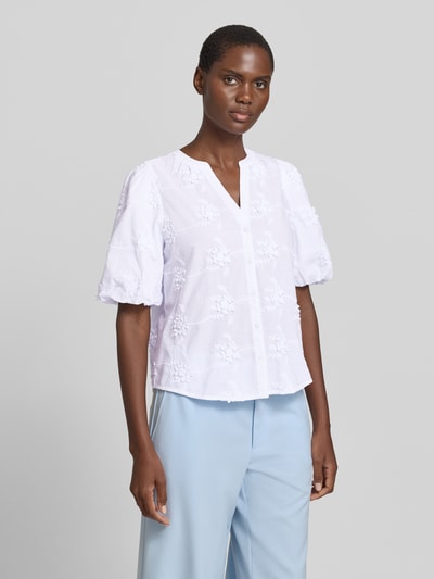 Vrouwenmodel draagt Regular Fit Bluse aus reiner Baumwolle van s.Oliver RED LABEL in effen wit popeline met korte mouw en V-hals, voorkant geheelzicht.